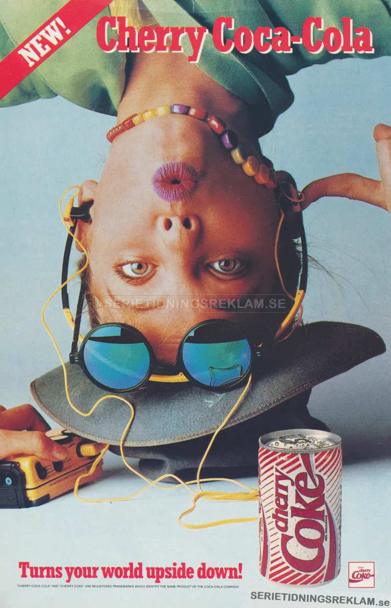 Reklam för läskedrycken Cherry Coke med en person som står på huvudet och ser glad ut