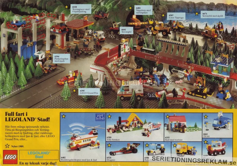 Reklam för LEGO där man ser ett uppbyggt landskap med olika modeller med en biltävling i centrum av bilden