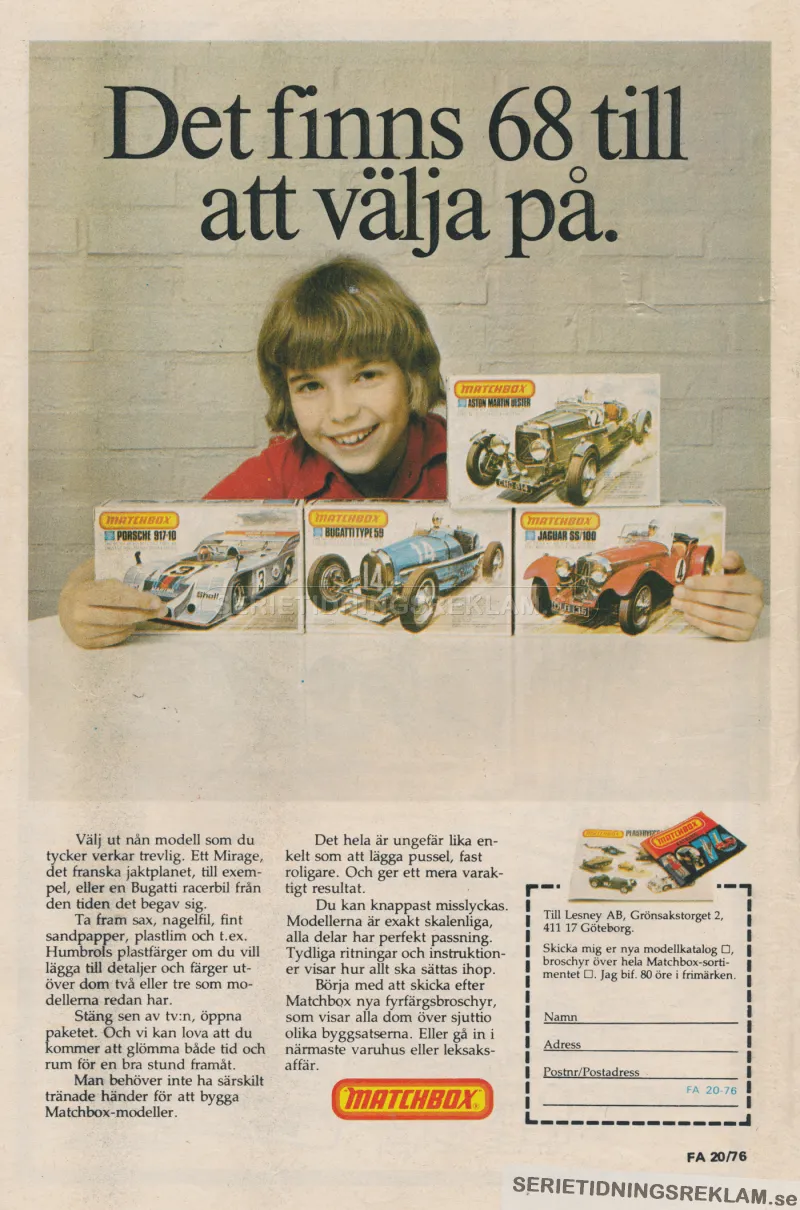 Annons för byggsatser från Matchbox där en pojke visar upp fyra olika byggsatser på ett bord
