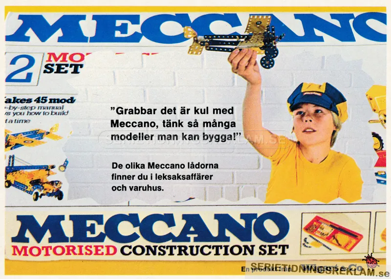 Reklam för Meccano med en pojke som byggt ett flygplan av Meccano-bitar