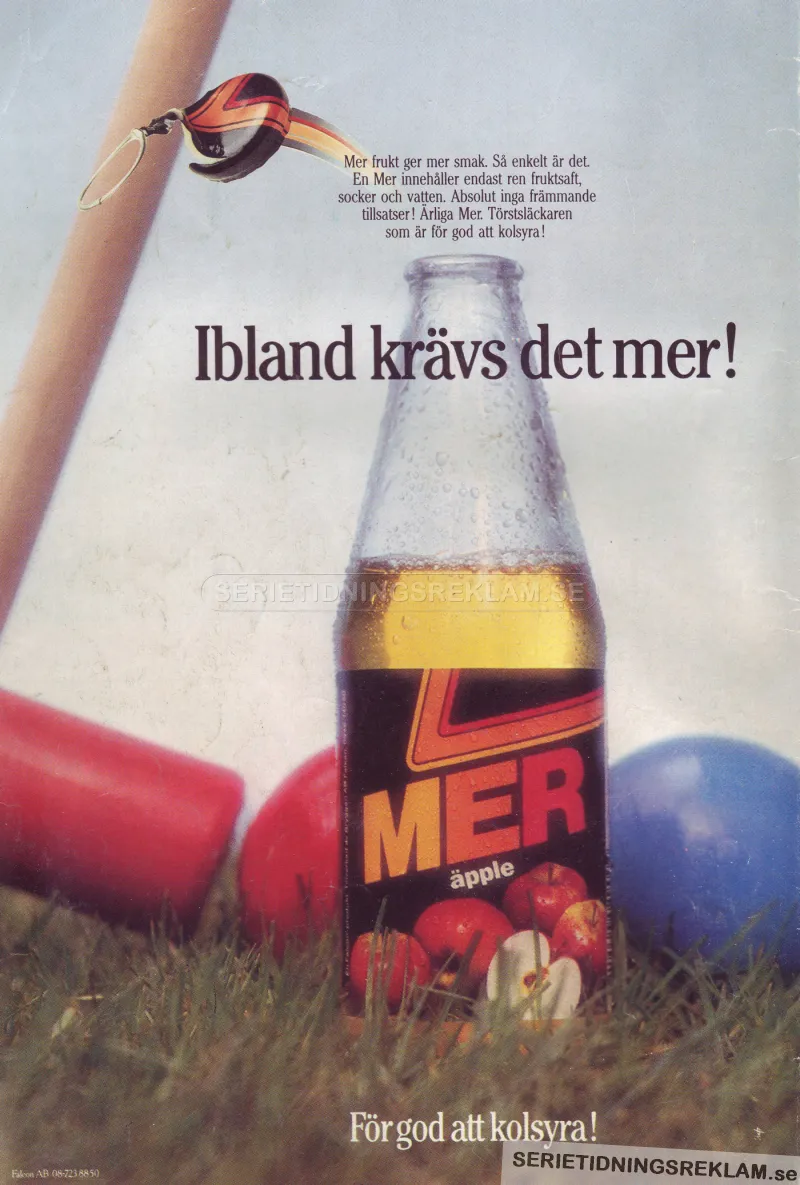 Reklam för drycken MER där glasflaskan är i förgrunden och i bakgrunden syns ett krocketspel