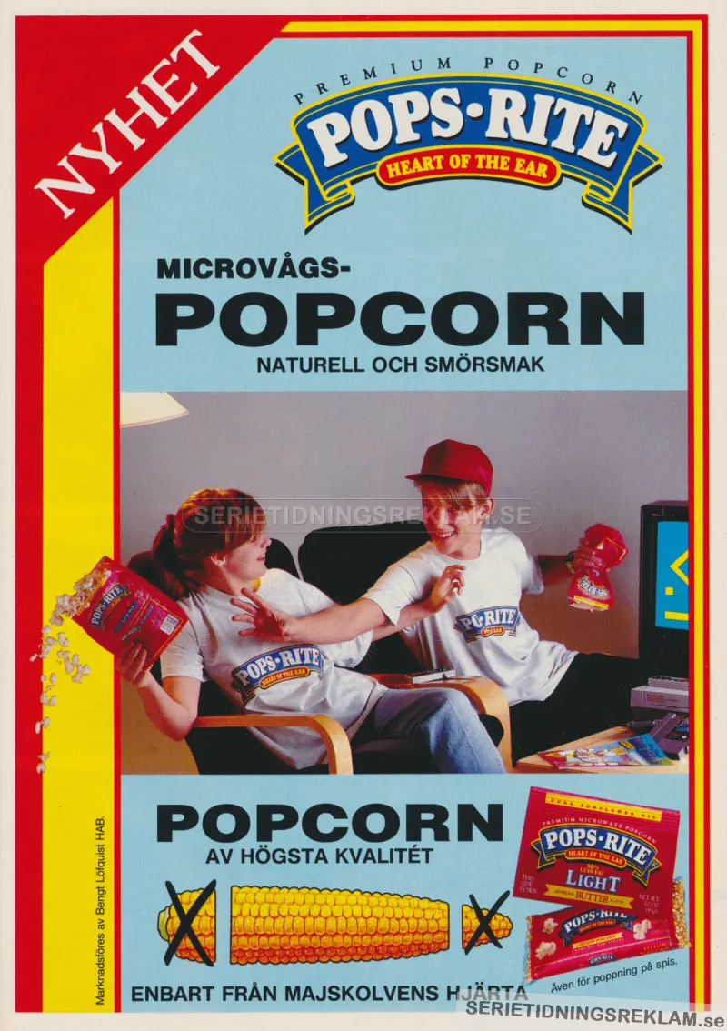 Reklam för micropopcorn av märket Pops-Rite med två ungdomar som sitter i en soffa och äter popcorn ur påsen