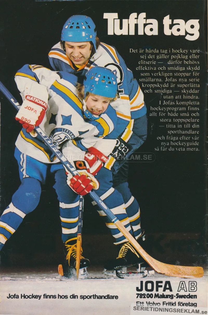 En man och en kille iklädda ishockeyutrustning kämpar på isen