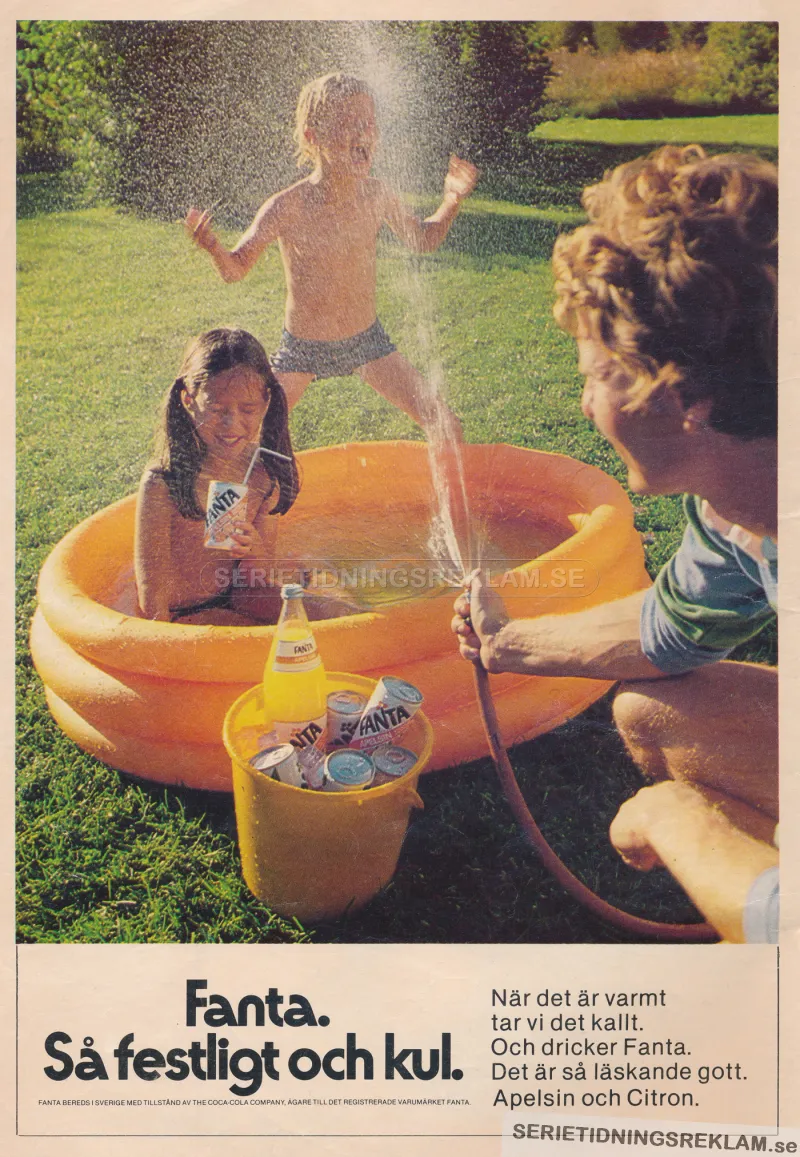 Reklam för drycken Fanta med två barn i en uppblåsbar pool på en gräsmatta där en vuxen person sprutar ner dem med vatten