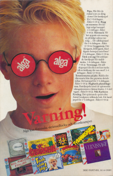 Reklam från en hög med spel från ALGA där en blond kille med glasögon tittar ner på spelen. Linserna i glasögonen är utbytta mot algas logga.