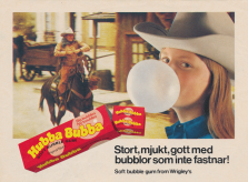 Reklam för tuggummit Hubba Bubba med ett foto på en cowboy som rider in i en western-stad samt ett foto på en tjej som blåser en stor bubbla