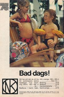 Reklam för badleksaker från NK med två barn iklädda bakkläder