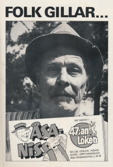 Reklam för serietidningen Åsa-Nisse med ett stort, svart-vitt foto av John Elfström i rollen som Åsa-Nisse