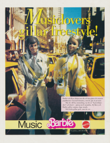 Foto av Barbie och Ken framför en massa gula taxibilar i New York