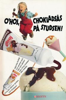 En flicka hoppar av glädje när hon ska få glass med Ohoj chokladsås från Slotts