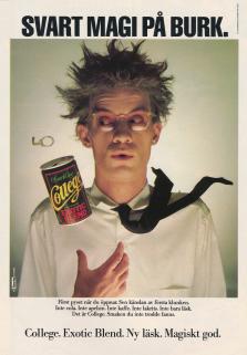 Reklam för drycken College Exotic Blend där en kille med hajpat hår och slipsen på sned indikerar att det finns svart magi i burken