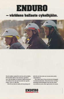 Tre personer på rad i trafiken visar upp cykelhjälmar från Enduro Akta.