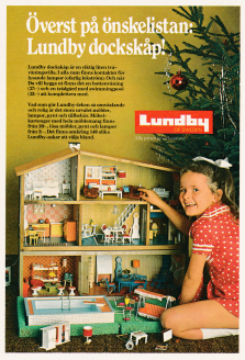 Reklam för Lundby dockhus där en liten tjej sitter och leker med sitt dockhus och ser glad ut
