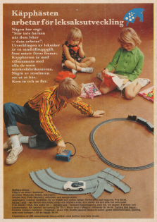 Annons för leksaksbutikskedjan Käpphästen med tre barn som sitter och leker med nya leksaker