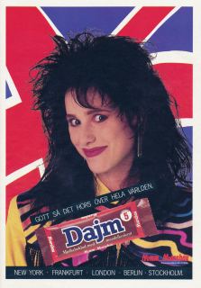 Reklam för chokladbiten Dajm med en långhårig tjej som tittar in i kameran. Bakom henne är Stobritanniens flagga avbildad