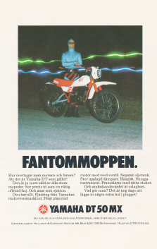 Reklam för mopeden Yamaha DT50MX med en bild på en kille utklädd till Fantomen