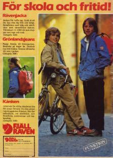 Reklam för Fjällrävens klassiska ryggsäck Kånken, med två killar som visar upp sortimentet