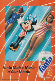 Reklam för Fanta där två tjejer åker vattenrutschkana tillsammans med Mimmi Pigg