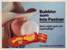 Annons med en tjej som blåser en stor tuggummibubbla av märket Hubba bubba