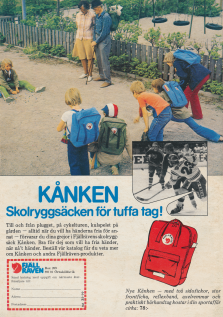 Reklam för ryggsäcken Kånken från Fjällräven där barn på en lekplats spelar kul med ryggsäckarna på ryggen