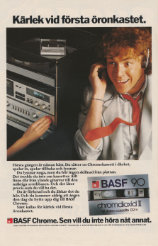 Reklam för kassettband från BASF där en överraskad kille sitter och lyssnar på ljudet från kassetterna