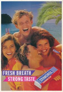 Annons för tuggummit Stimorol med fyra glada, leende personer på en badstrand med palmblad i bakgrunden