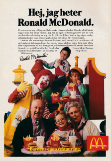 Reklam för hamburgerrestaurangen McDonald's där en familj är på foto tillsammans med maskoten Ronald McDonald