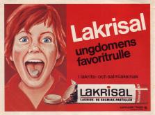 En tecknad bild av en rödhårig pojke med en sugtablett av märket Lakrisal på tungan