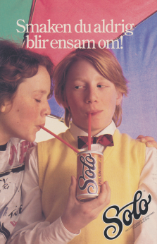 En kille och en tjej som dricker apelsinläsken Solo med sugrör