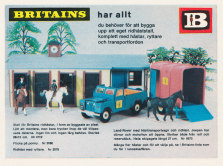 Reklam för Britains leksaker, här ett stall med hästar och en bil med vagn