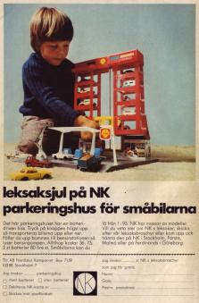 Reklam för ett leksaksgarage från Nordiska Kompaniet, NK, där en pojke sitter och leker med det och några bilar.