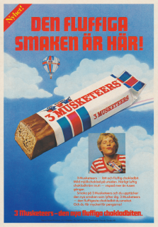 Reklam för chokladbiten 3 Musketeers med bild på moln och en pojke som ser ut att njuta väldigt mycket av att äta chokladen