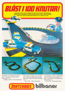 Matchbox visar upp tre nya bilbanor. Bilden visar en uppbyggd bilbana med en polisbil som snabbt åker iväg