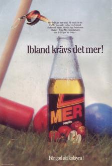 Reklam för drycken MER där glasflaskan är i förgrunden och i bakgrunden syns ett krocketspel