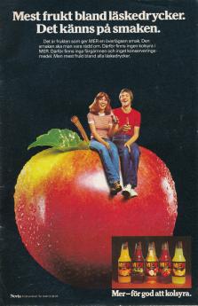Reklam för drycken MER. På bilden sitter en kille och en tjej på ett stort äpple för att visa upp att det i stort sett är äpplejuice i drycken MER