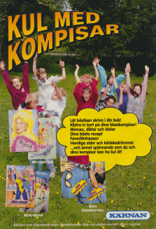 Ett gäng ungdomar som hoppar på en äng. Annons för boken Mina Vänner från förlaget Kärnan.