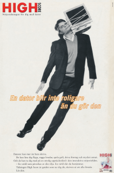 Reklam för speltidningen High Score med en kille som har en monitor fastsurrad vid huvudet