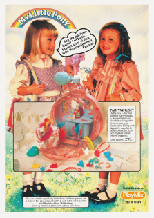 Reklam för My Little Pony med två små flickor som leker med leksakshästarna