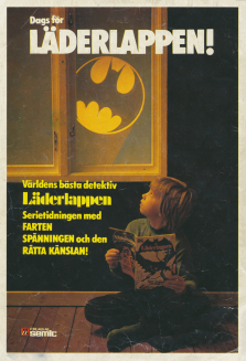 Annons för serietidningen Läderlappen där en ung pojke sitter vid fönstret och ser läderlappssymbolen på himlen utanför