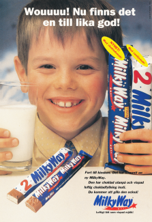 Reklam för chokladbiten Milky Way med en bild på en leende pojke som håller upp chokladbiten tillsammans med ett glas mjölk
