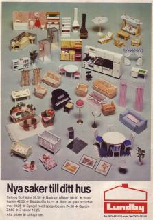 Reklam för dockskåpsmöbler från Lundby med nästan 50 stycken möbler och prylar som står uppradade för att visa sortimentet