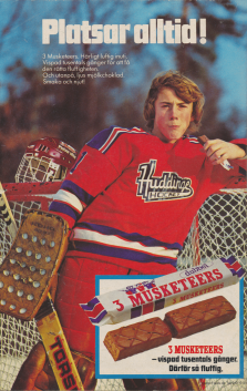 En ishockeymålvakt från Huddinge Hockey som äter chokladbiten 3 Musketeers vid en paus i spelet
