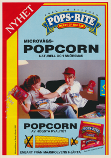 Reklam för micropopcorn av märket Pops-Rite med två ungdomar som sitter i en soffa och äter popcorn ur påsen