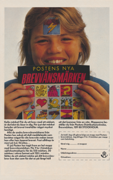 Reklam för brevvänsmärken, framtagna av Posten. Ett foto av en tjej som håller upp mappen med dessa märken.