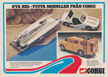 Fotografier på två leksaksbilar samt en racerbåt. Reklam för Corgi toys.