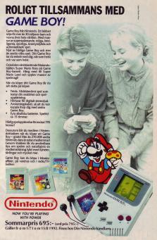 Reklam för den handhållna spelkonsollen Gameboy med en bild av en kille som sitter och spelar och en glad tjej som sitter bredvid