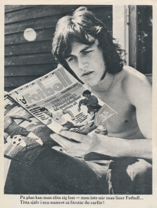 Reklam för serietidningen Fotboll där en ung Ralf Edström sitter och läser tidningen