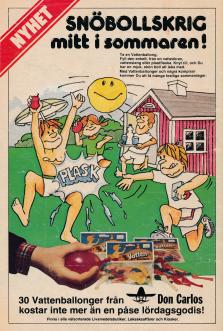 Reklam för vattenballonger med en illustration av tre barn som leker i sommarväder