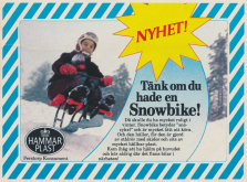 Reklam för en snöcykel - snowbike - där man ser en hjälmförsedd pojke på en snöcykel i snöförsedd backe