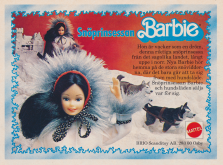 Annons för dockan Barbie som med sina vinterkläder står framför ett hundspann